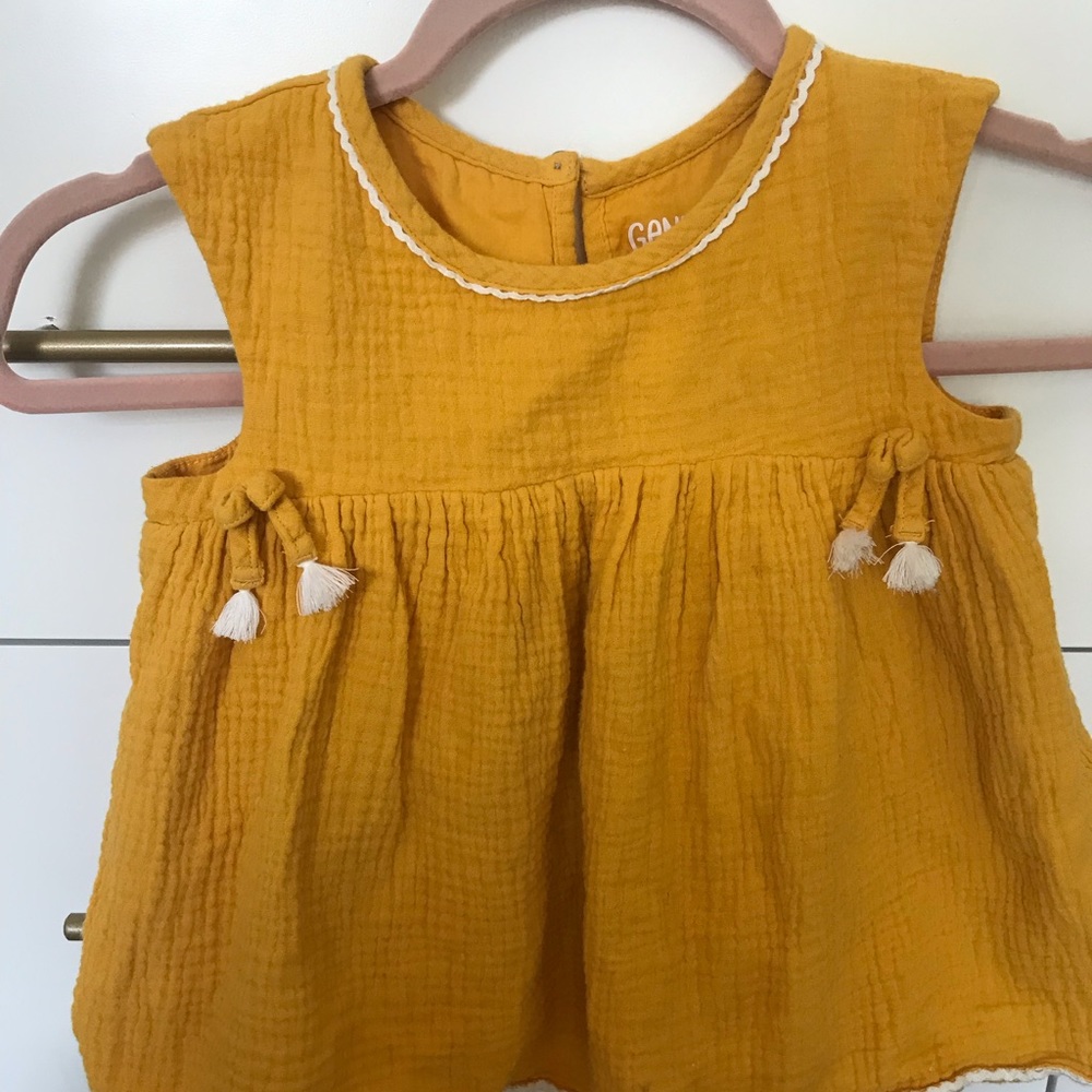 Genuine kids top mustard color sz 4/5